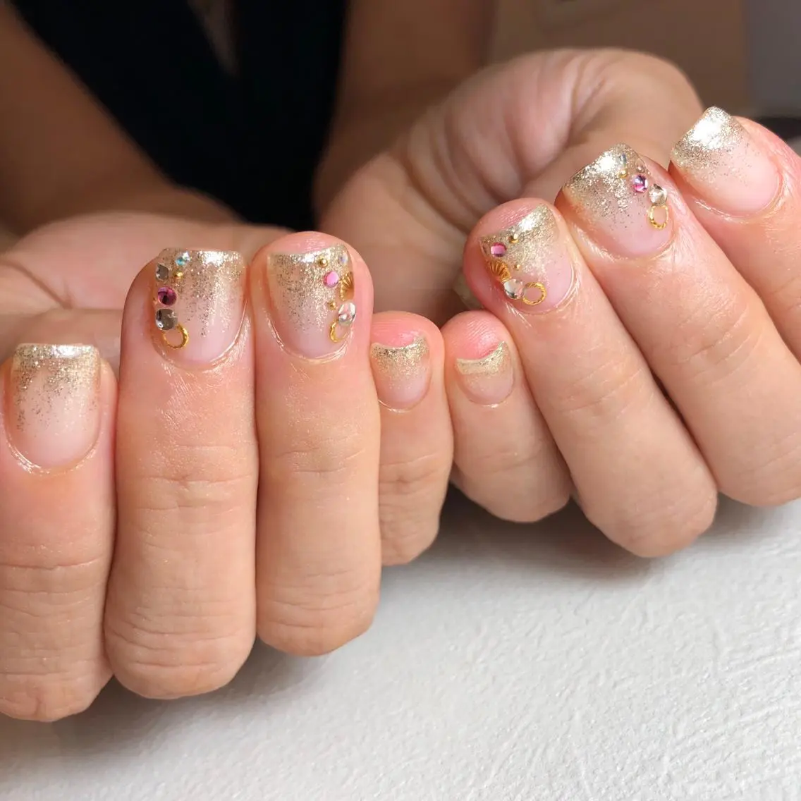 ネイル アートネイル グラデーション ラメ(グリッター) ラメグラデーション ストーンネイル ハンドネイル Nail salon アトリエジョワ 金山のネイルデザイン