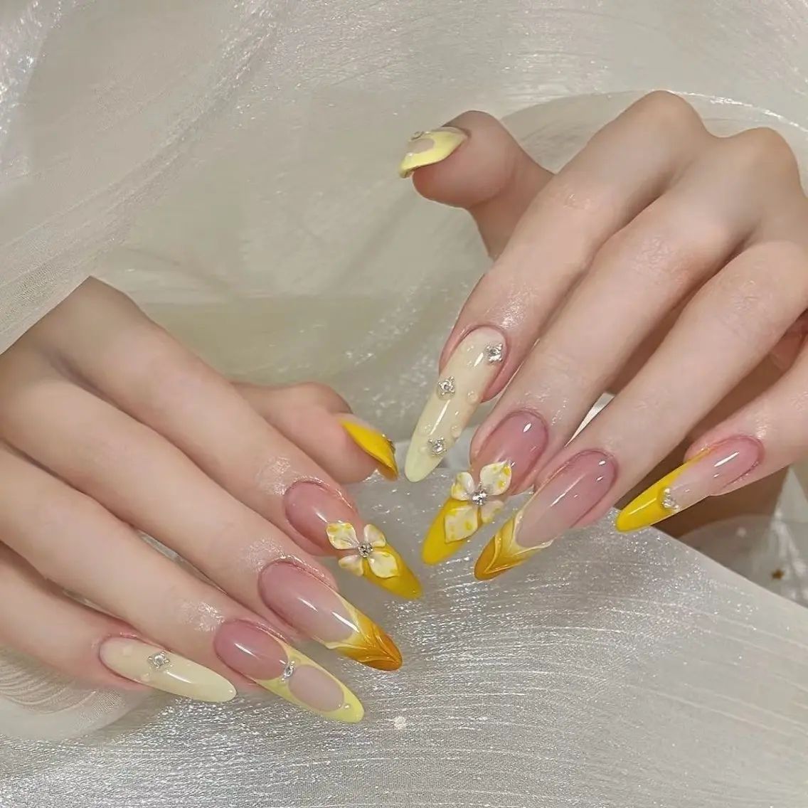 ネイル フラワーネイル フレンチネイル ジェルネイル グラデーション キラキラネイル ハンドネイル Blingg NailStudioのネイルデザイン