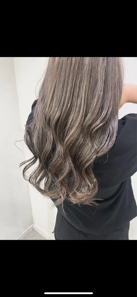【ハイライトヘアの方必見】ハイライト部分の色載せ!メンテナンスカラー+アイロンorコテ巻き仕上げの写真