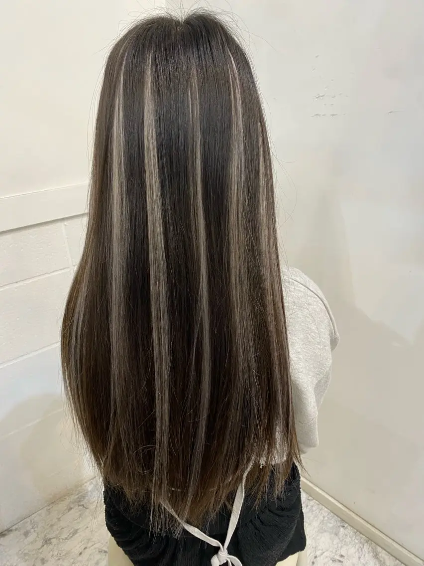 カラー ハイライトカラー シルバー BRAS ナカガワのヘアスタイル