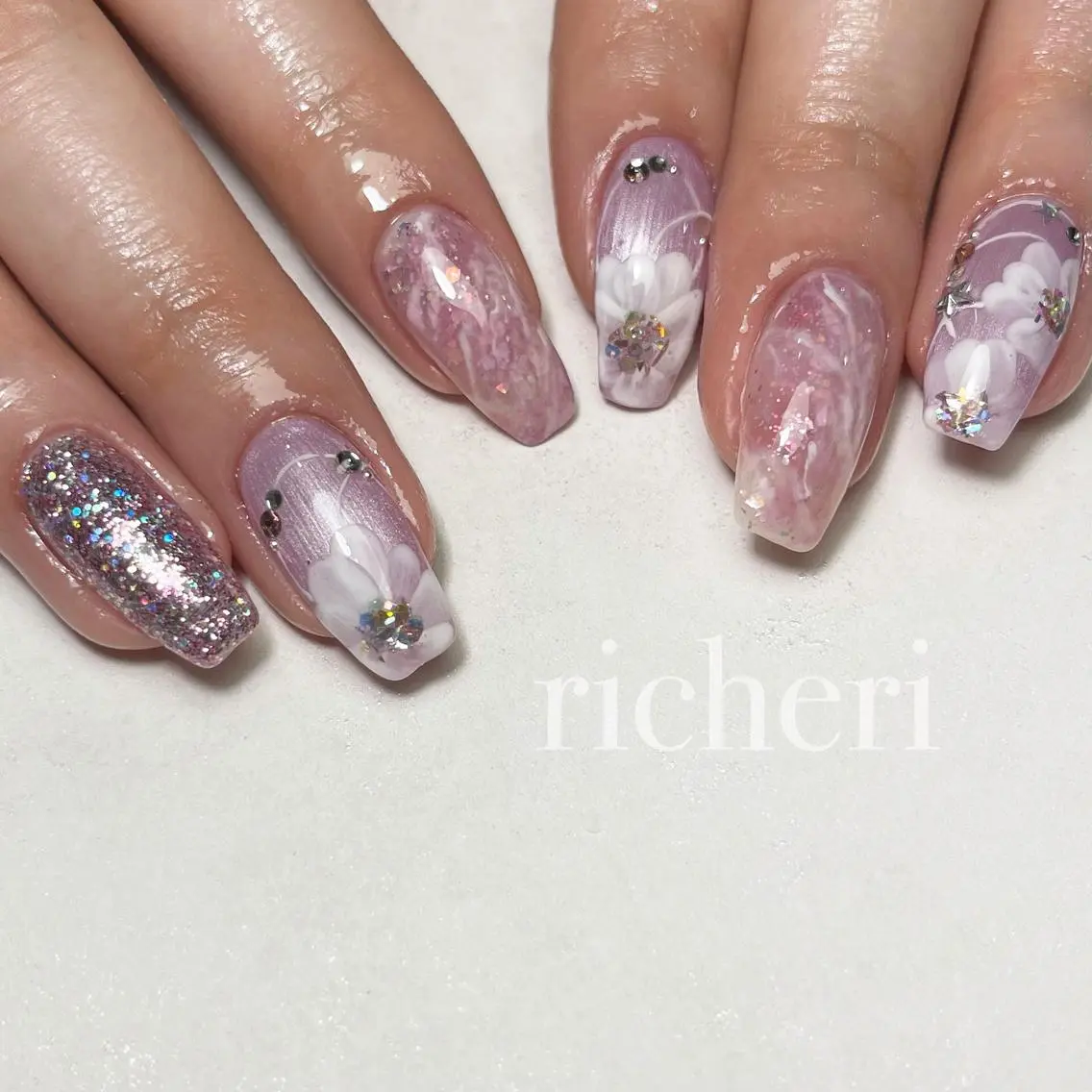 ミディアム ネイル 韓国風ヘア アートネイル フラッシュネイル フラワーネイル フレンチネイル ハンドネイル richeri beautyのエステ・リラクイメージ