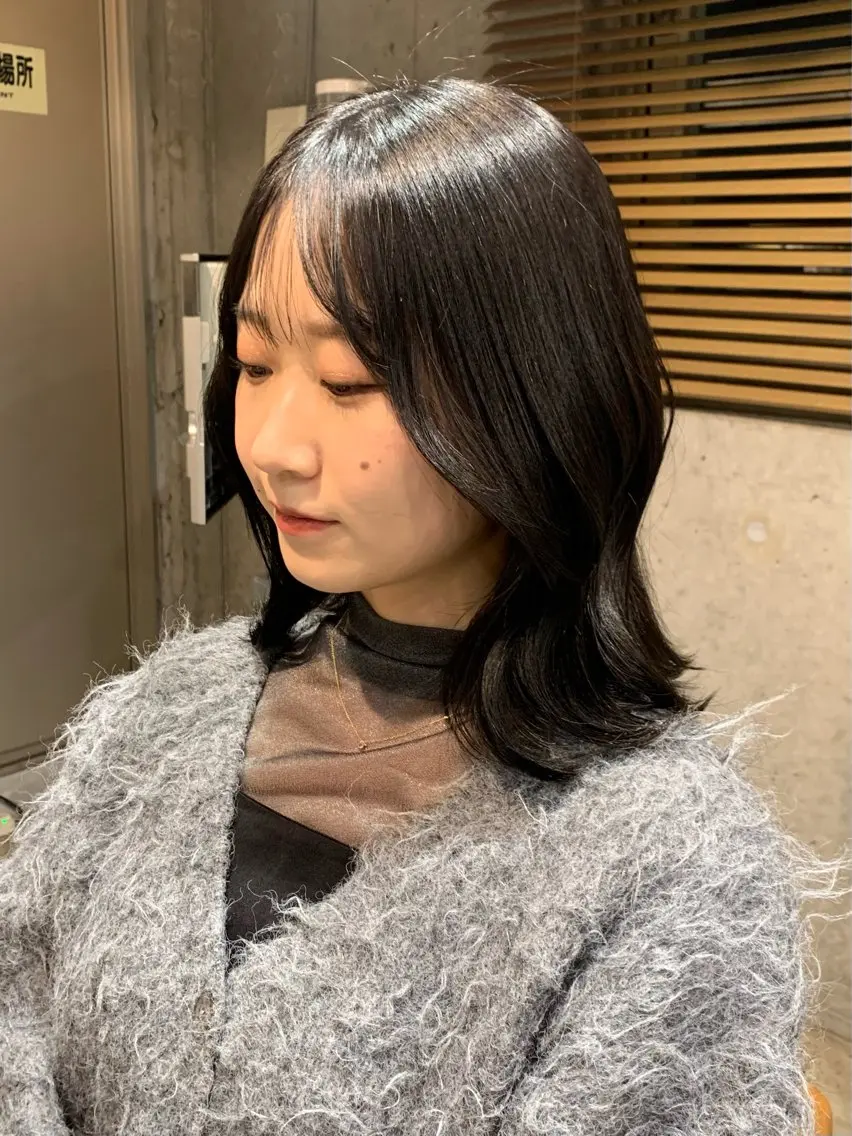 ミディアム カラー ヘアアレンジ ダークグレー ダークグレージュ グレージュ くびれヘア カット ヘアカラー トリートメント ヘッドスパ 🤍himari🤍 顔まわり×艶髪特化のヘアスタイル