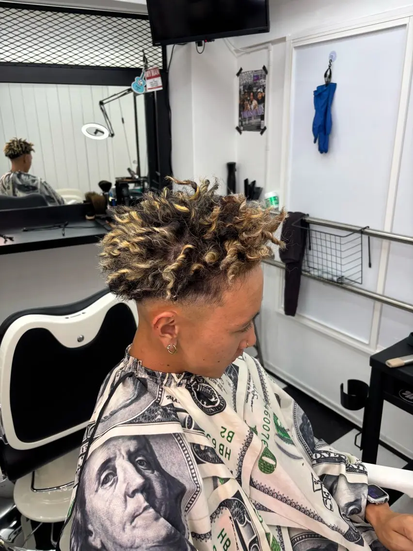 ショート カラー 黒髪 ブロンド ハイライトカラー ハイライト ヘアカラー 優斗🗼 原宿✨メンズ限定のヘアスタイル