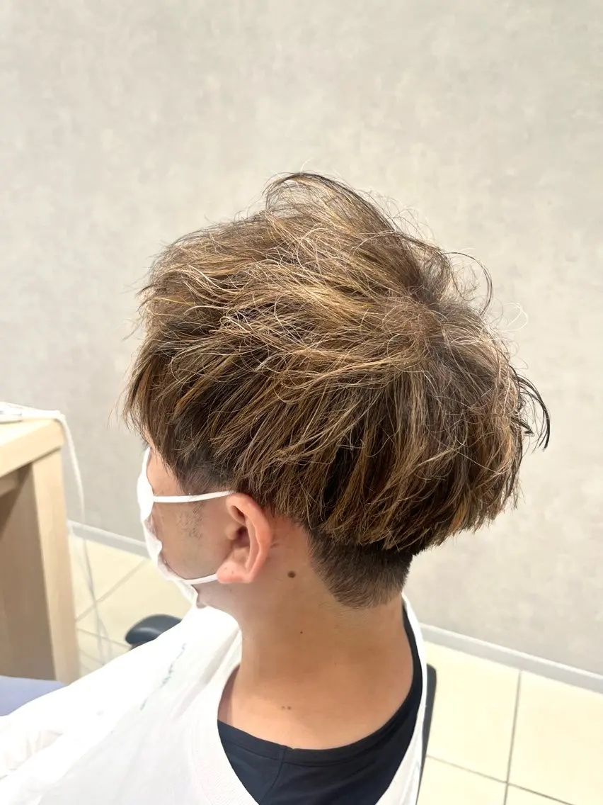 カラー メンズ メンズブリーチ メンズハイライト ブリーチ デザインカラー ハイライトカラー カット ヘアカラー トリートメント 巖本 真希のヘアスタイル