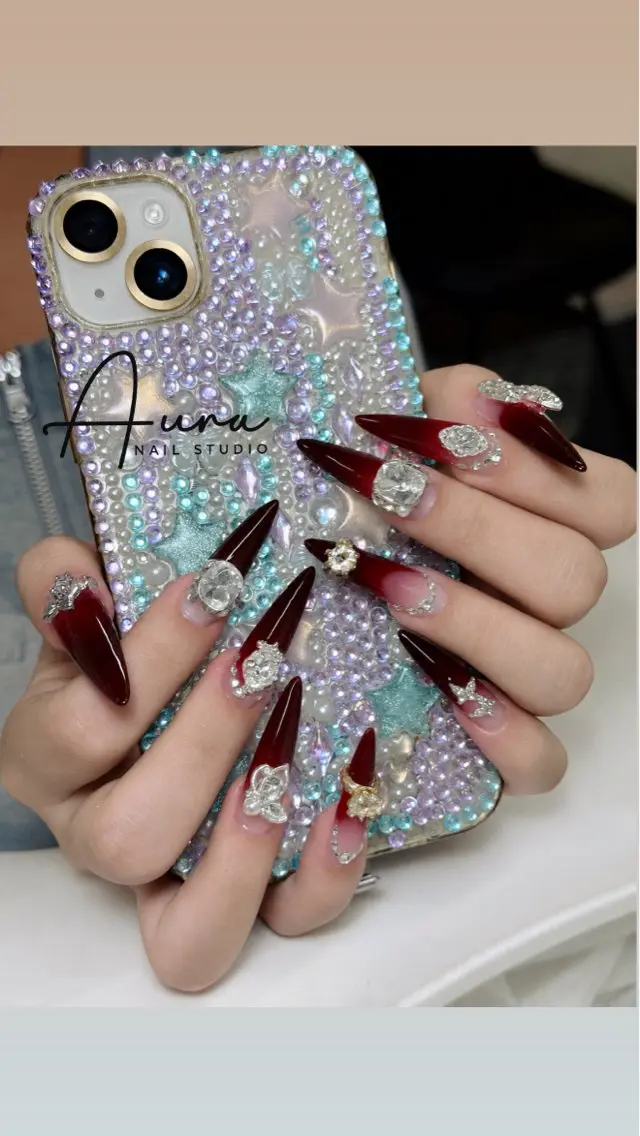 ネイル ボルドー ゴージャス キラキラネイル 韓国ネイル ロングネイル ハンドネイル Aura Nail Studioのネイルデザイン