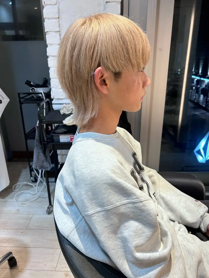 カラー メンズ メンズブリーチ ベージュカラー ブリーチ 透明感カラー カット ヘアカラー トリートメント 有働由良／ハイトーン ／韓国メンズヘアのヘアスタイル