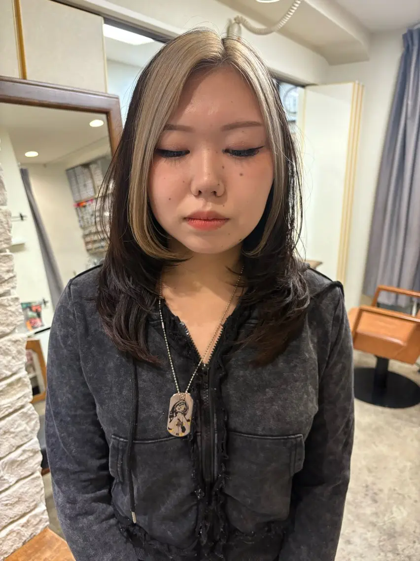 カラー ベージュカラー ホワイトベージュ 大浜 美咲のヘアスタイル