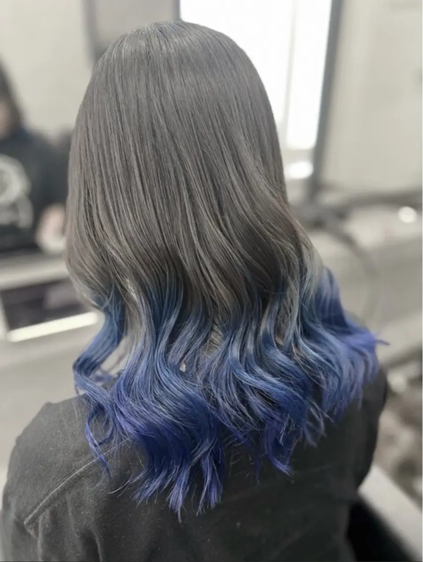 カラー ブリーチ ブルーカラー ダークグレー グラデーションカラー 新宿💜ブリーチ 🩷HIKARUのヘアスタイル