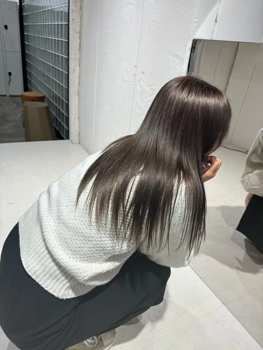 カラー ブリーチ グレージュ 透明感カラー/顔周り レイヤー/髪質改善のヘアスタイル