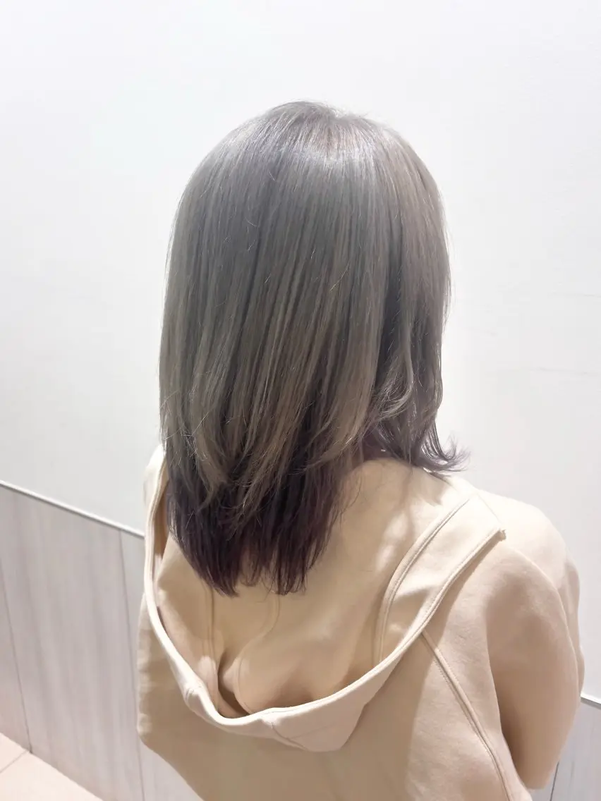 セミロング カラー デザインカラー インナーカラー ラベンダーカラー シルバー レイヤーカット 野口 実優のヘアスタイル