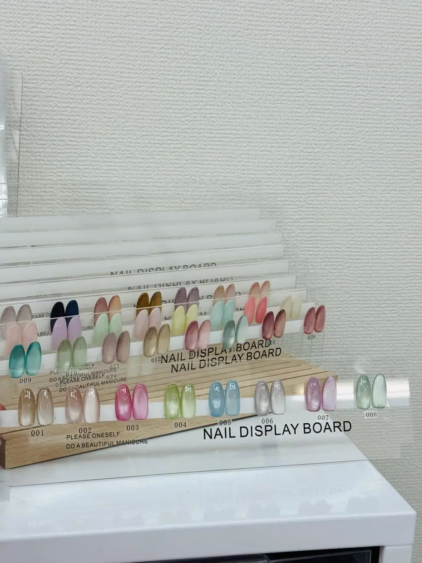 夏のドーパミンカラー×マグネットネイルの写真