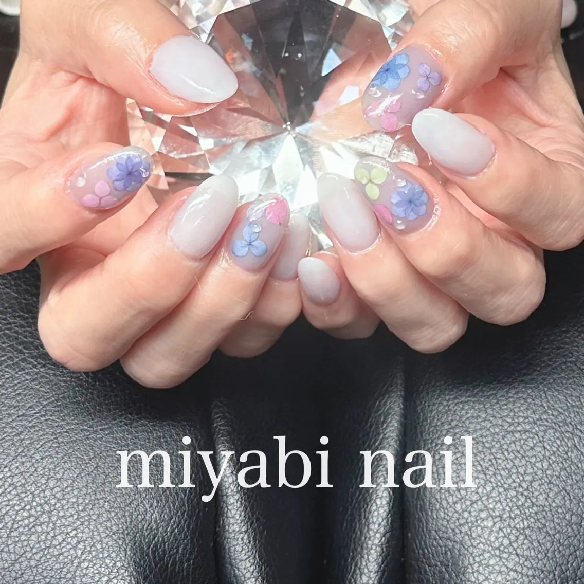 ネイル ブルー フラワーネイル ラメ(グリッター) 持ち込み 夏ネイル ハンドネイル miyabi nail 桂川駅近くのネイルデザイン