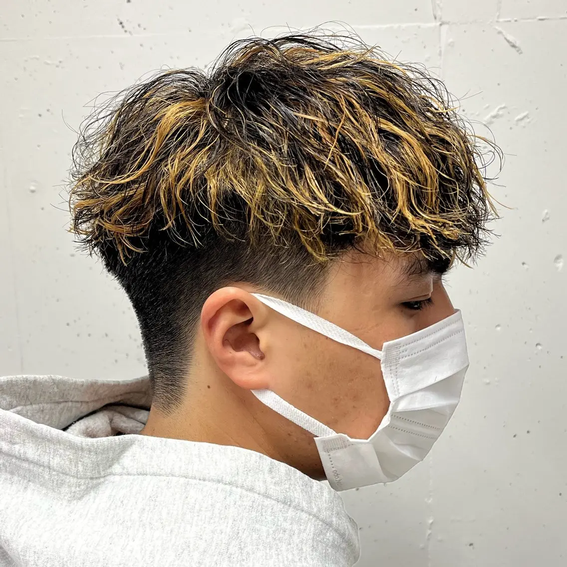 ミディアム パーマ メンズ ミディアムパーマ メンズハイライト メンズメッシュ メンズパーマ スペインカール カット ヘアカラー パーマ 立川/メンズパーマ 厚進太郎のヘアスタイル