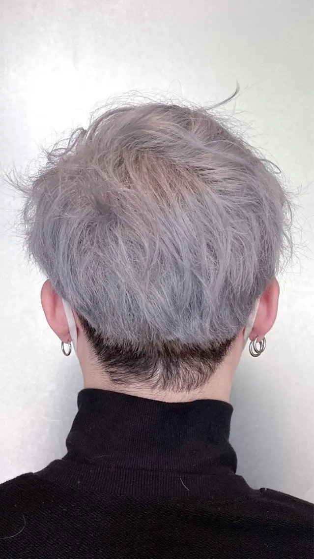 カラー メンズ メンズブリーチ ブリーチ シルバー 大江 海斗のヘアスタイル