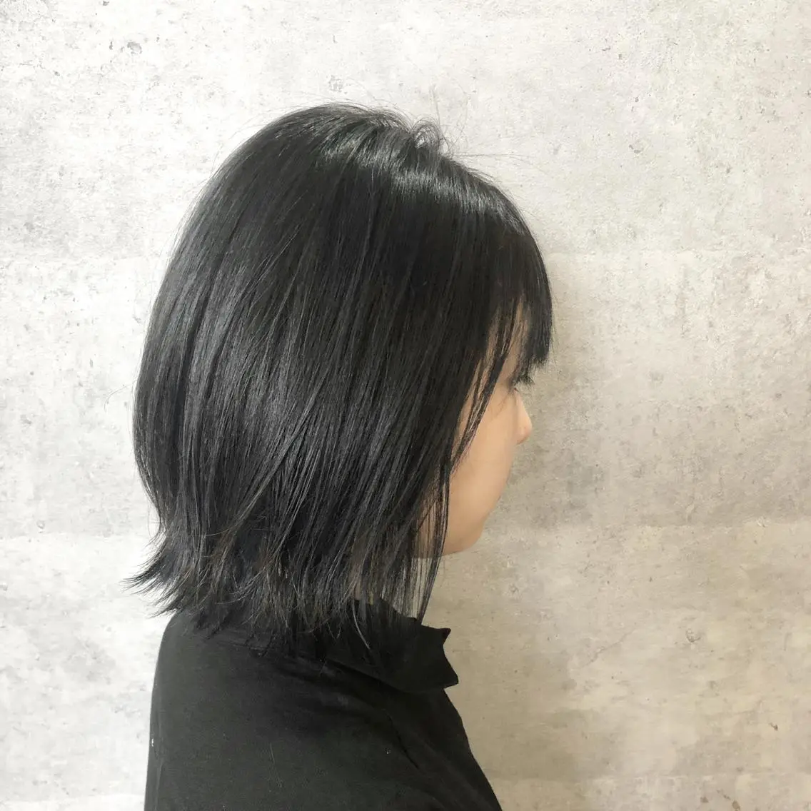 セミロング カラー 黒髪 ブルーカラー ブルーブラック 髪質改善で 憧れの潤艶美髪にのヘアスタイル