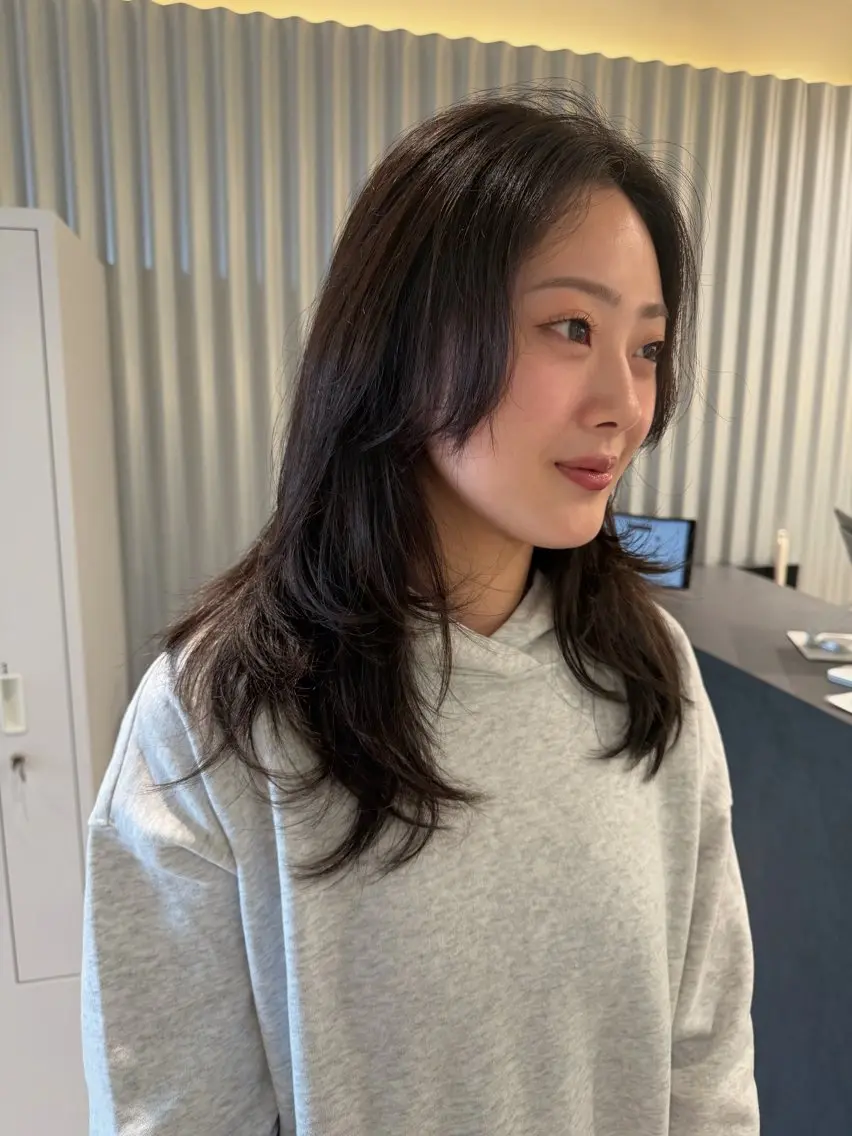 セミロング カット トリートメント 🍷秋色ボルドー♡ 艶レイヤー🍇モエカのヘアスタイル