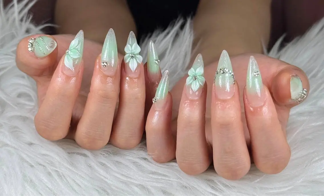 ネイル アートネイル ボルドー フレンチネイル ジェルネイル 氷ネイル・うるうるネイル ハンドネイル Yuki Nailsalonのネイルデザイン