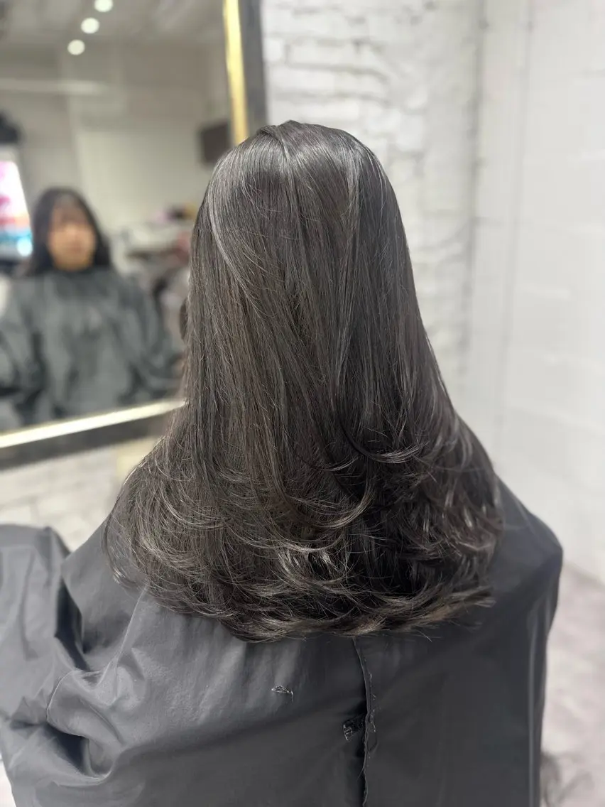 セミロング レイヤーカット 瀧優華ハイトーン/ 大人レイヤー🩵のヘアスタイル
