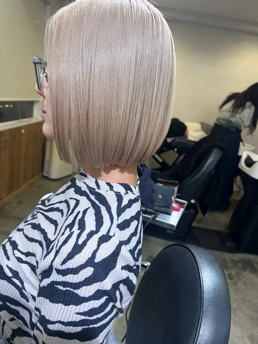 ショート カラー 切りっぱなしボブ ハイトーンカラー ボブ ヘアカラー 舘野 太嘉宏のヘアスタイル