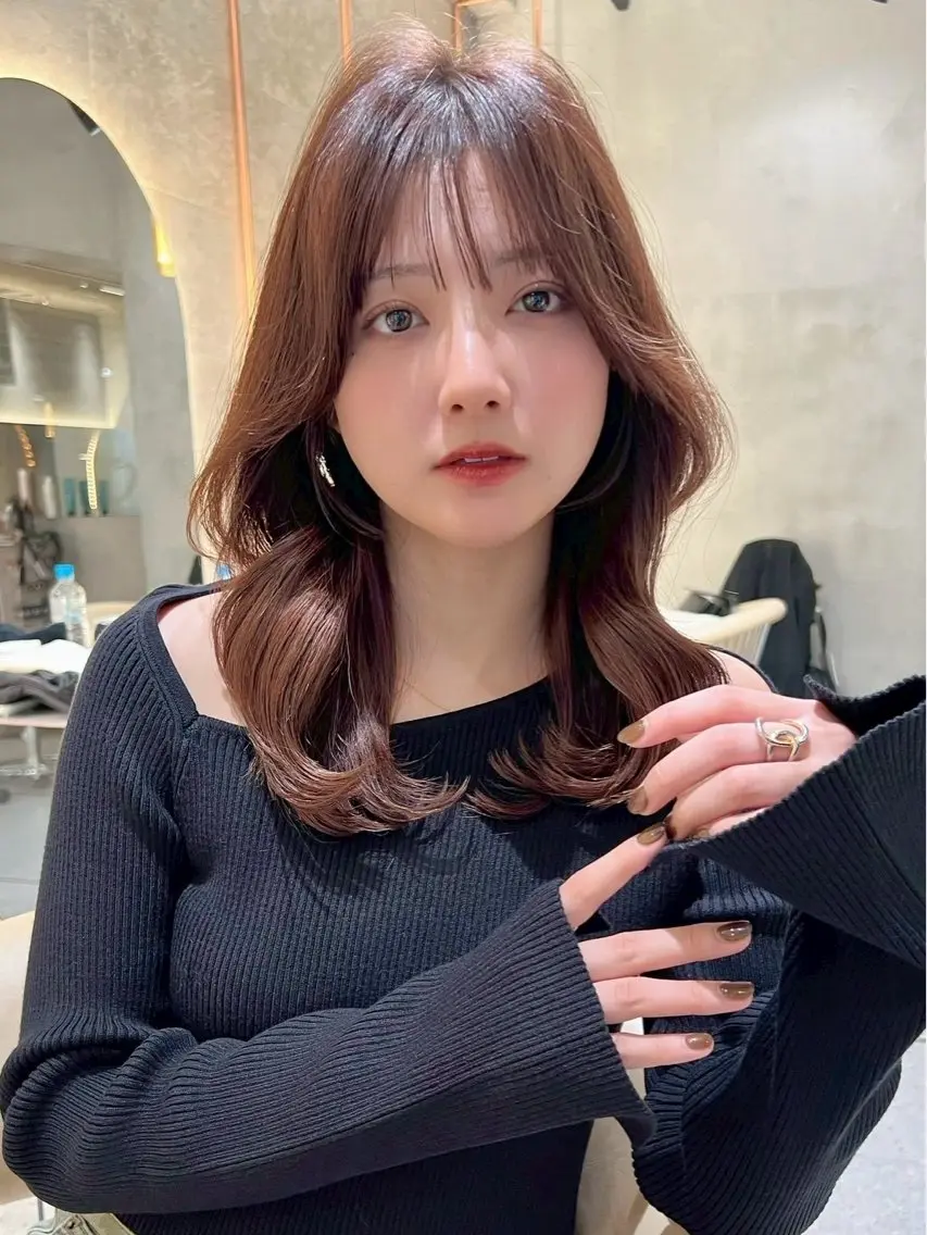 ミディアム レイヤーカット シースルーバング 外ハネヘア カット ヘアカラー トリートメント 縮毛矯正 ミディアム レイヤー 顔周り金山のヘアスタイル
