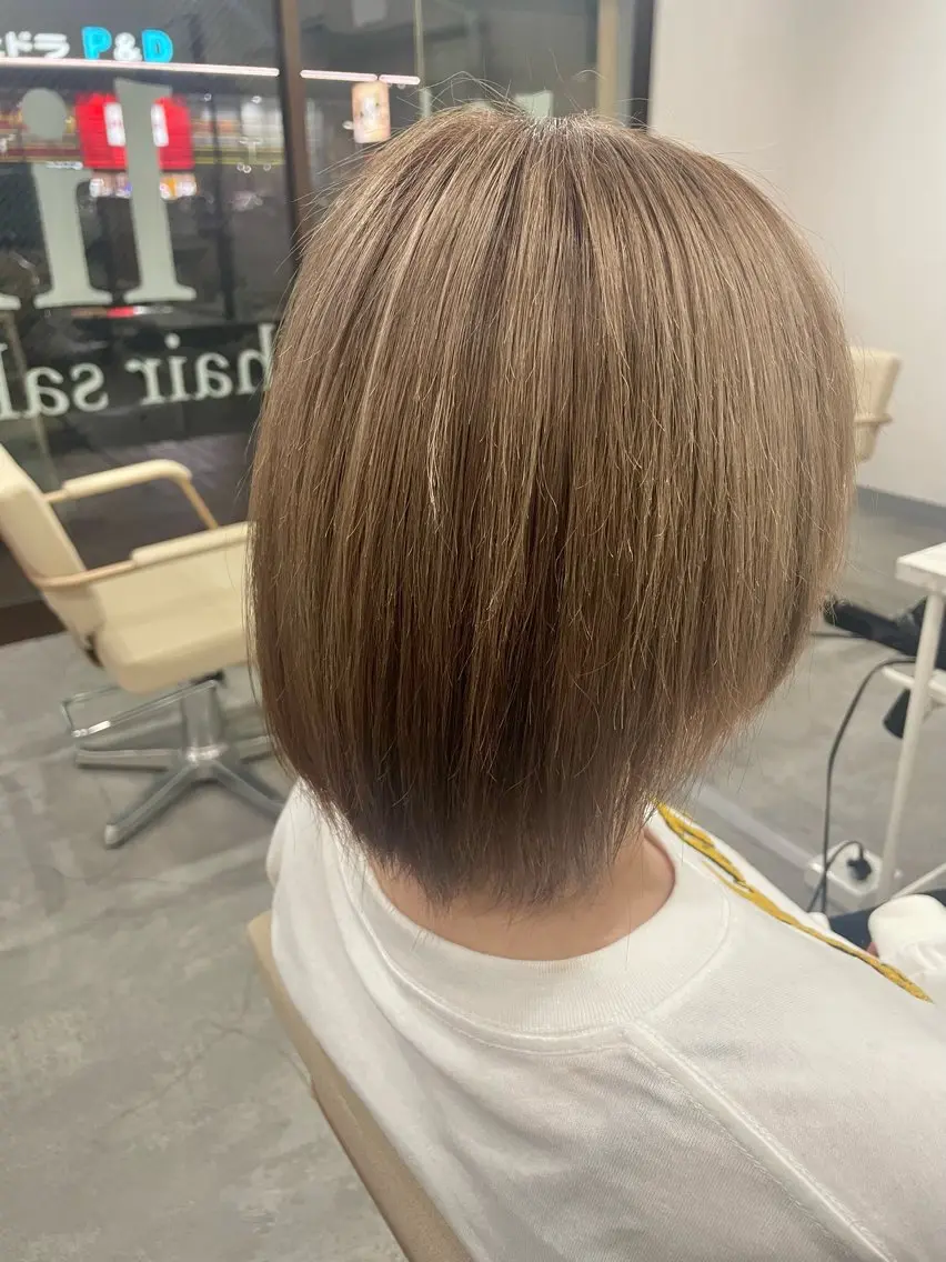 ショート カラー ベージュカラー ミルクティーベージュ 髙橋 百香のヘアスタイル