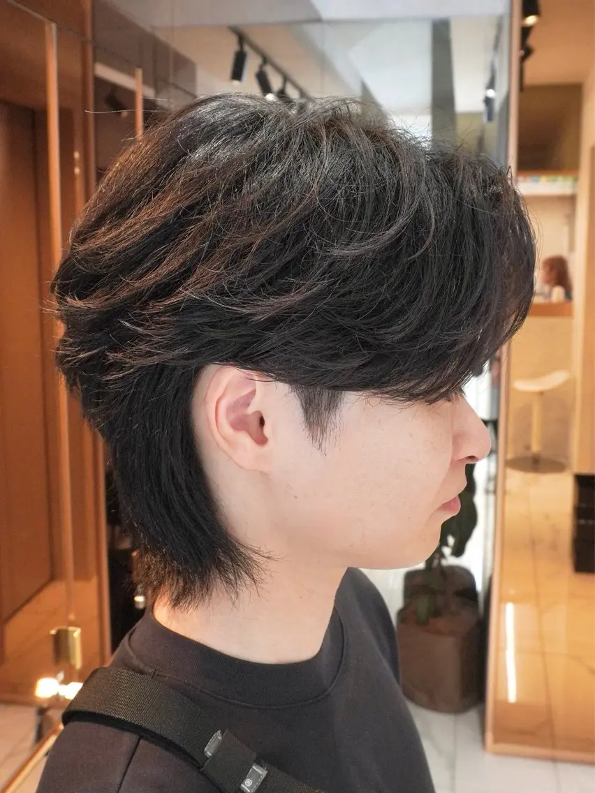 ミディアム パーマ メンズ ミディアムパーマ センターパート フェザーパーマ メンズパーマ メンズウルフカット カット 縮毛矯正 HIKARI メンズ満足度No.1のヘアスタイル