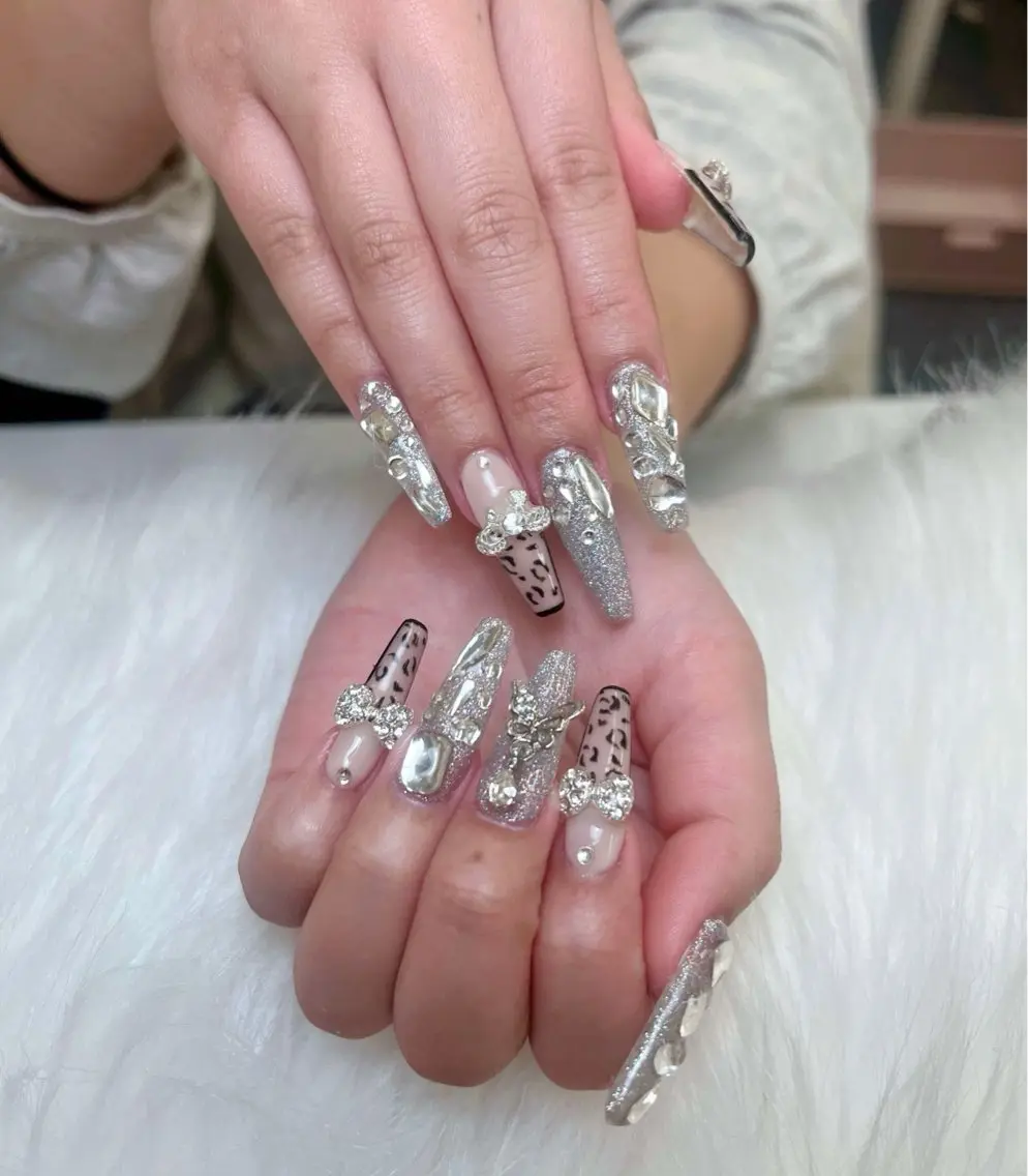 ネイル グラデーション キラキラネイル ワンカラーネイル 冬ネイル Jenn Nail Salonのネイルデザイン