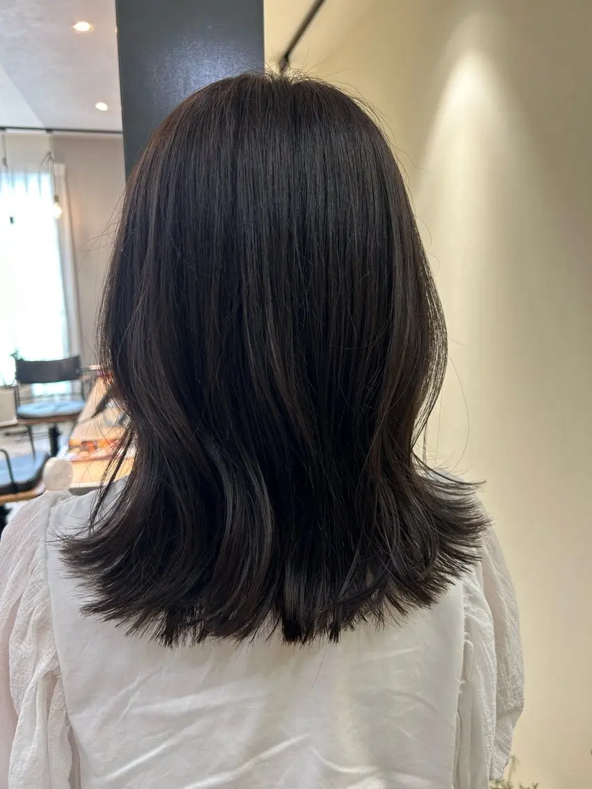 セミロング カラー 透明感カラー グレージュ ラベンダーカラー ラベンダーグレージュ ラベンダーグレー hubhair レイヤー/透明感のヘアスタイル