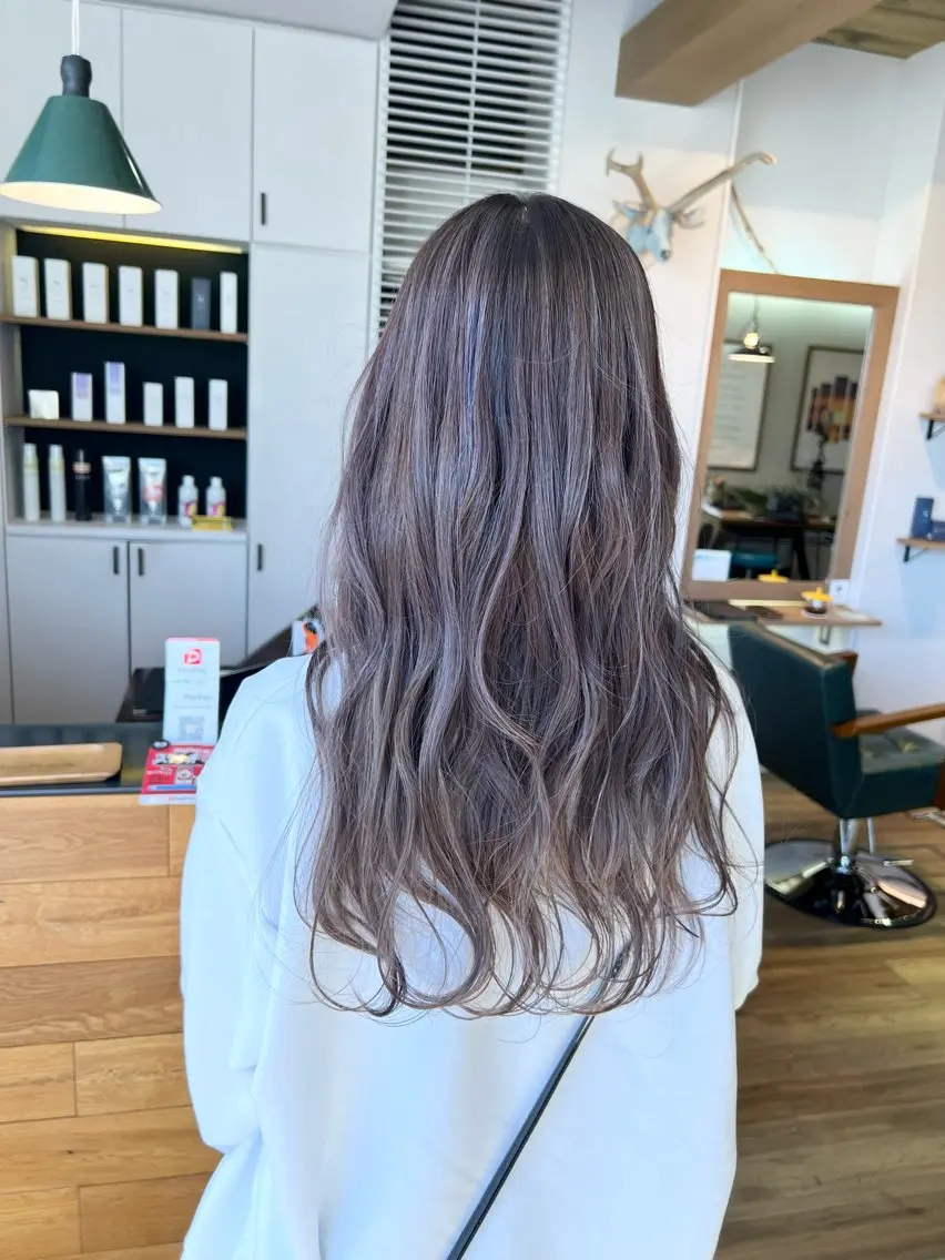 ロング カラー グレージュ ハイライトカラー ラベンダーカラー ラベンダーグレージュ ラベンダーグレー ヘアカラー トリートメント 堀 望美のヘアスタイル