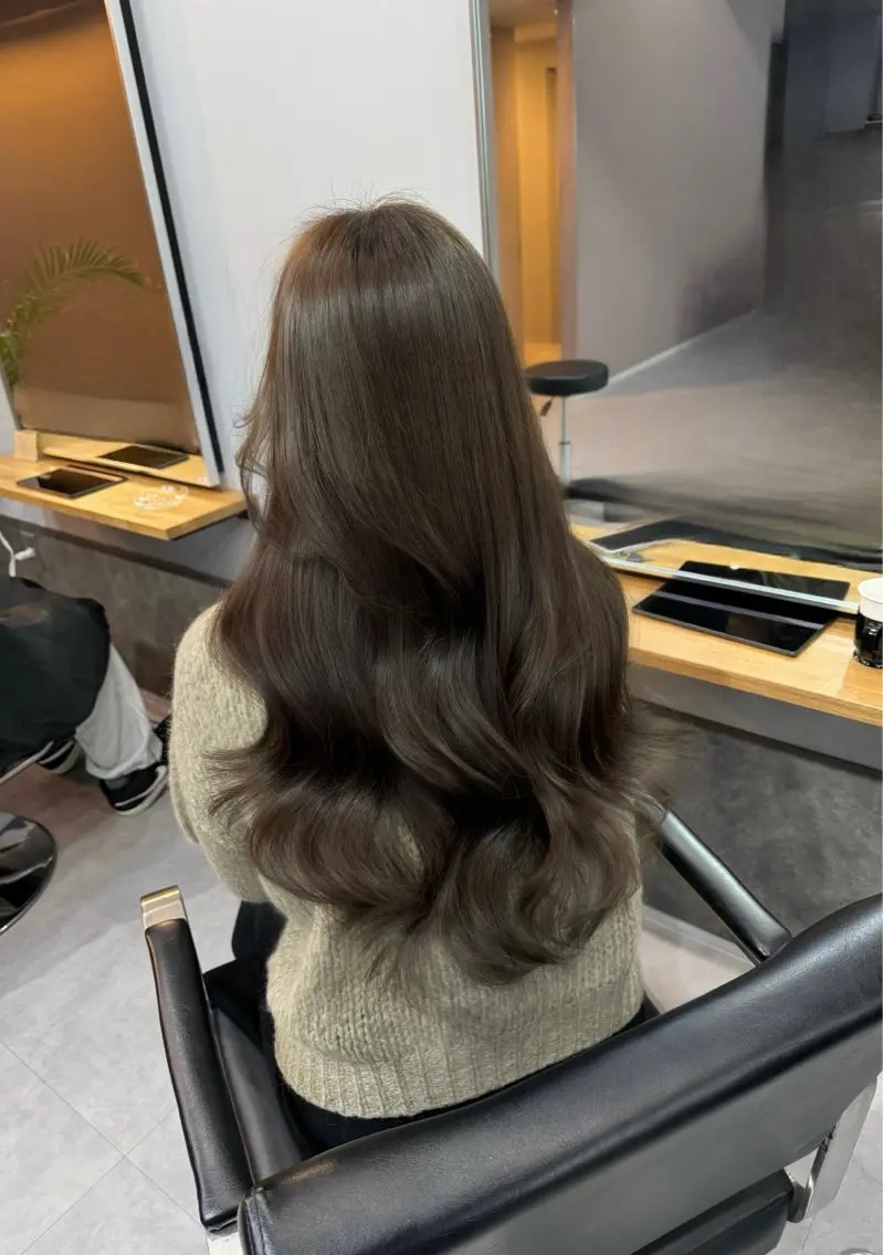 ミディアム カラー カット ヘアカラー トリートメント レイヤーカット 西村あきやのヘアスタイル