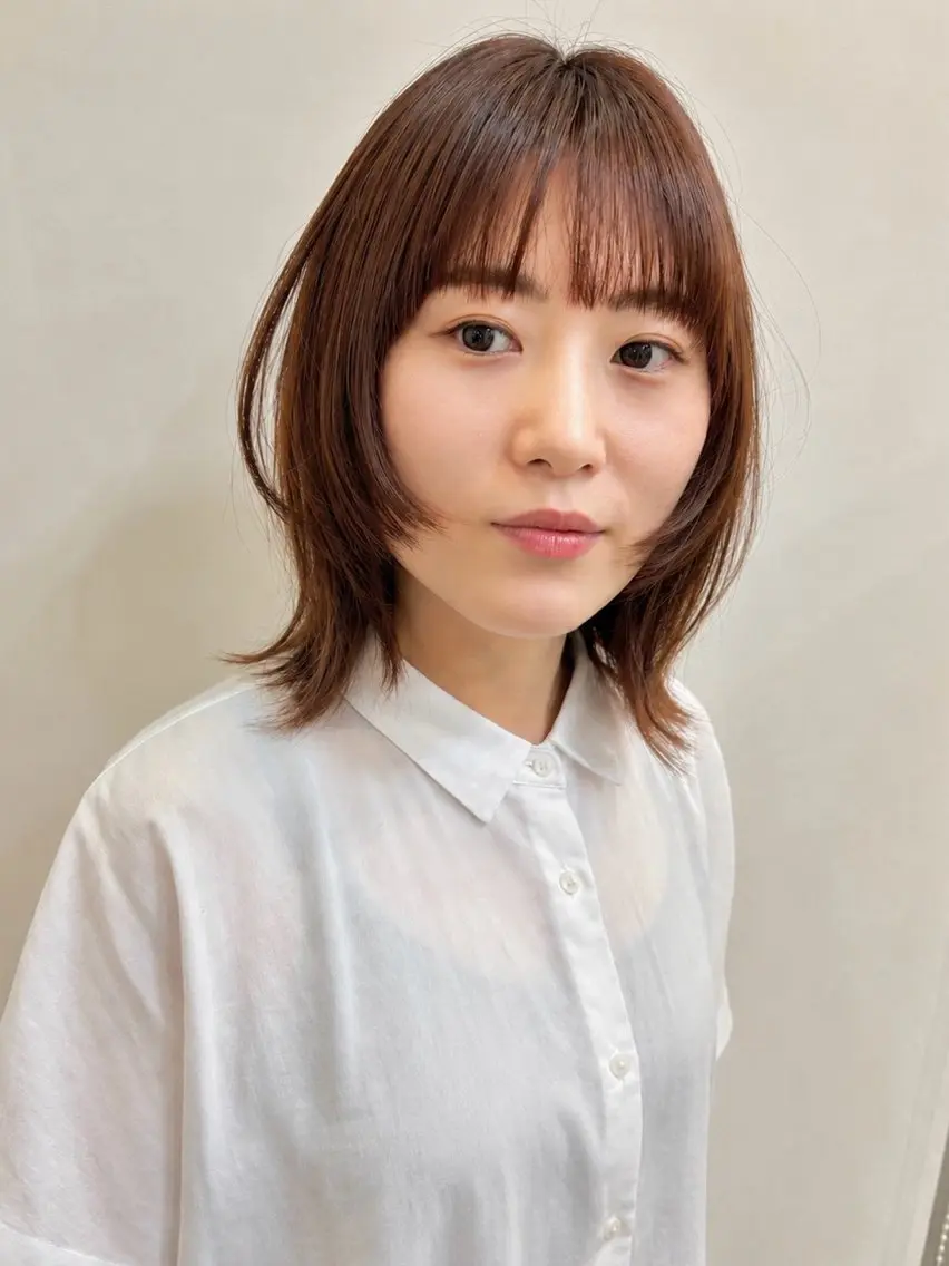 ミディアム 顔まわりレイヤー 顔周りカット 伸ばしかけ レイヤーカット カット トリートメント レイヤー/髪質改善 /縮毛矯正/艶カラーのヘアスタイル