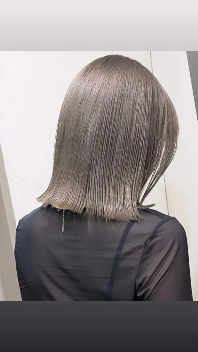 ショート カラー グレージュ ハイトーンカラー シルバー ヘアカラー JPCY MIRIYAのヘアスタイル
