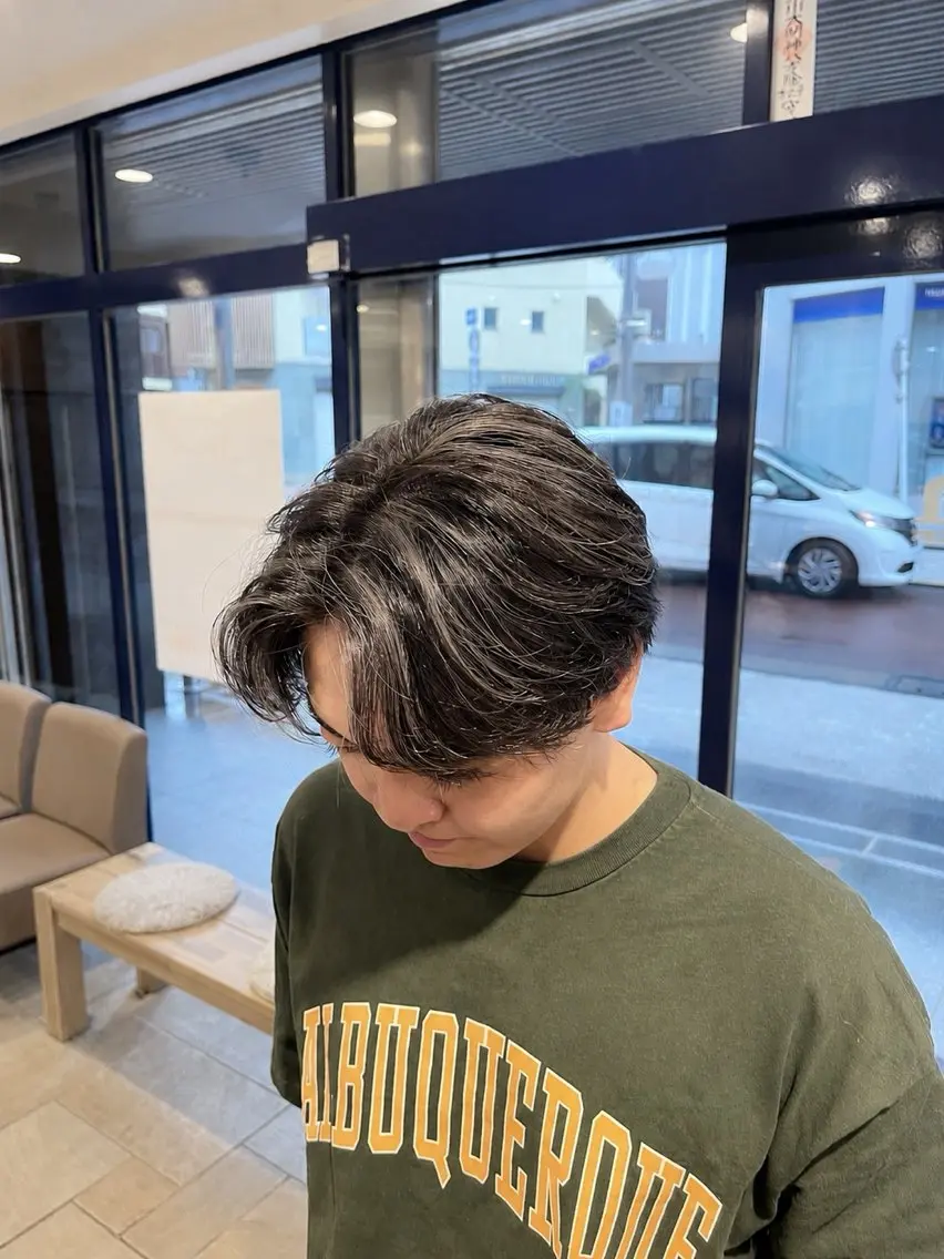 カラー メンズ センターパート メンズハイライト ハイライトカラー シルバー カット ヘアカラー 大人透明感艶カラー 寺田稜のヘアスタイル