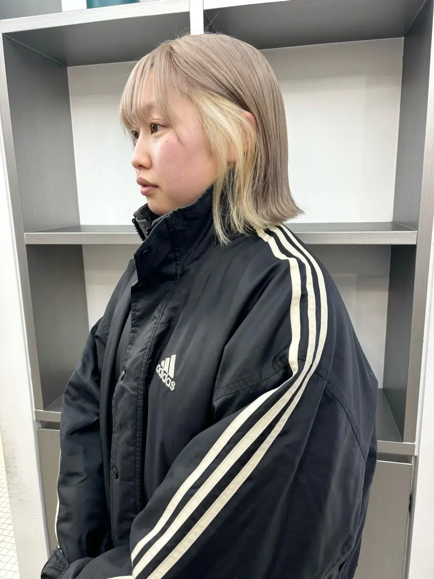 ミディアム カラー ヘアアレンジ ベージュカラー 抜きっぱなしブロンド ブロンド イヤリングカラー グラデーションカラー カット ヘアカラー 🎨ハイトーン/ 切りっぱなし みつきのヘアスタイル