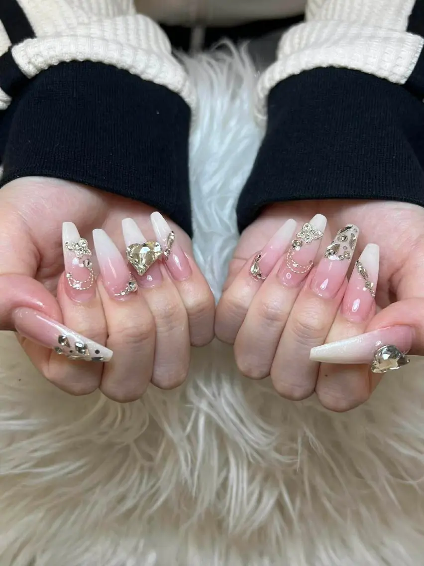 ネイル ハンドネイル Anh ゴテゴテネイルのネイルデザイン