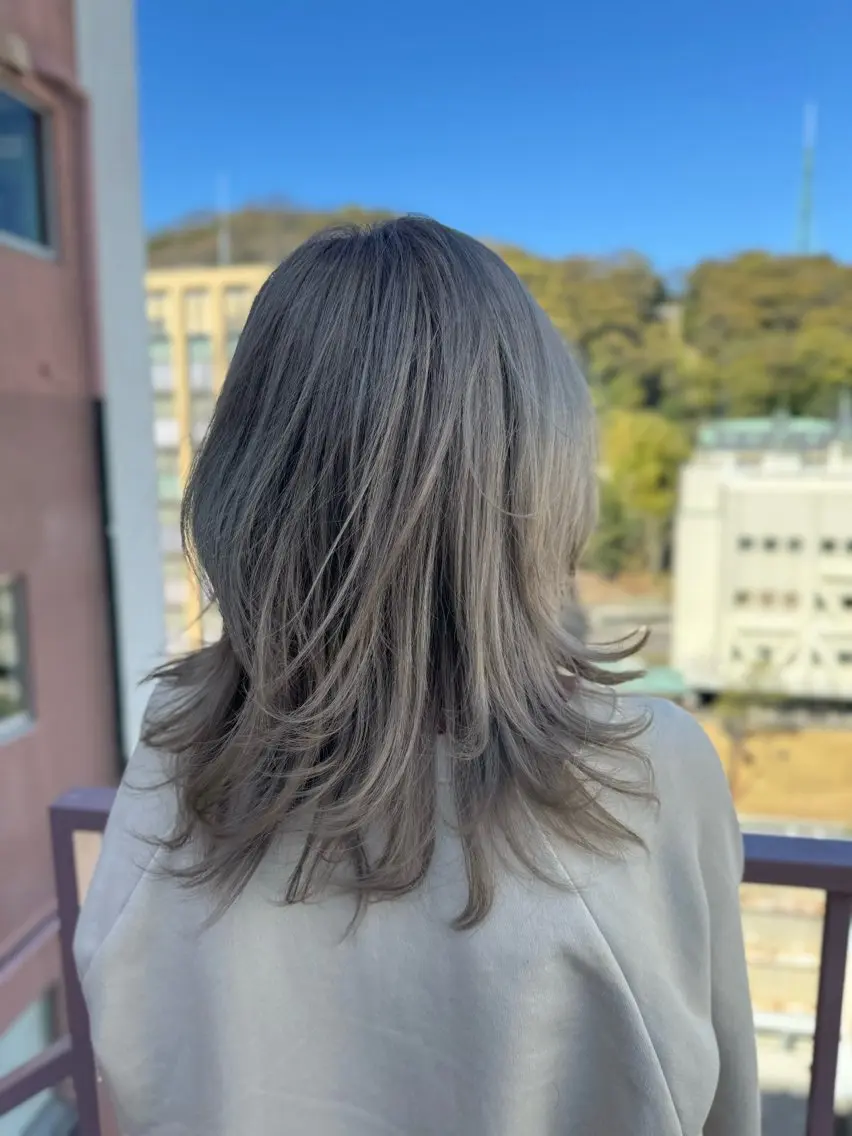 セミロング カラー グレージュ シルバー シルバーグレージュ ヘアカラー Viage （ビアージュ）のヘアスタイル