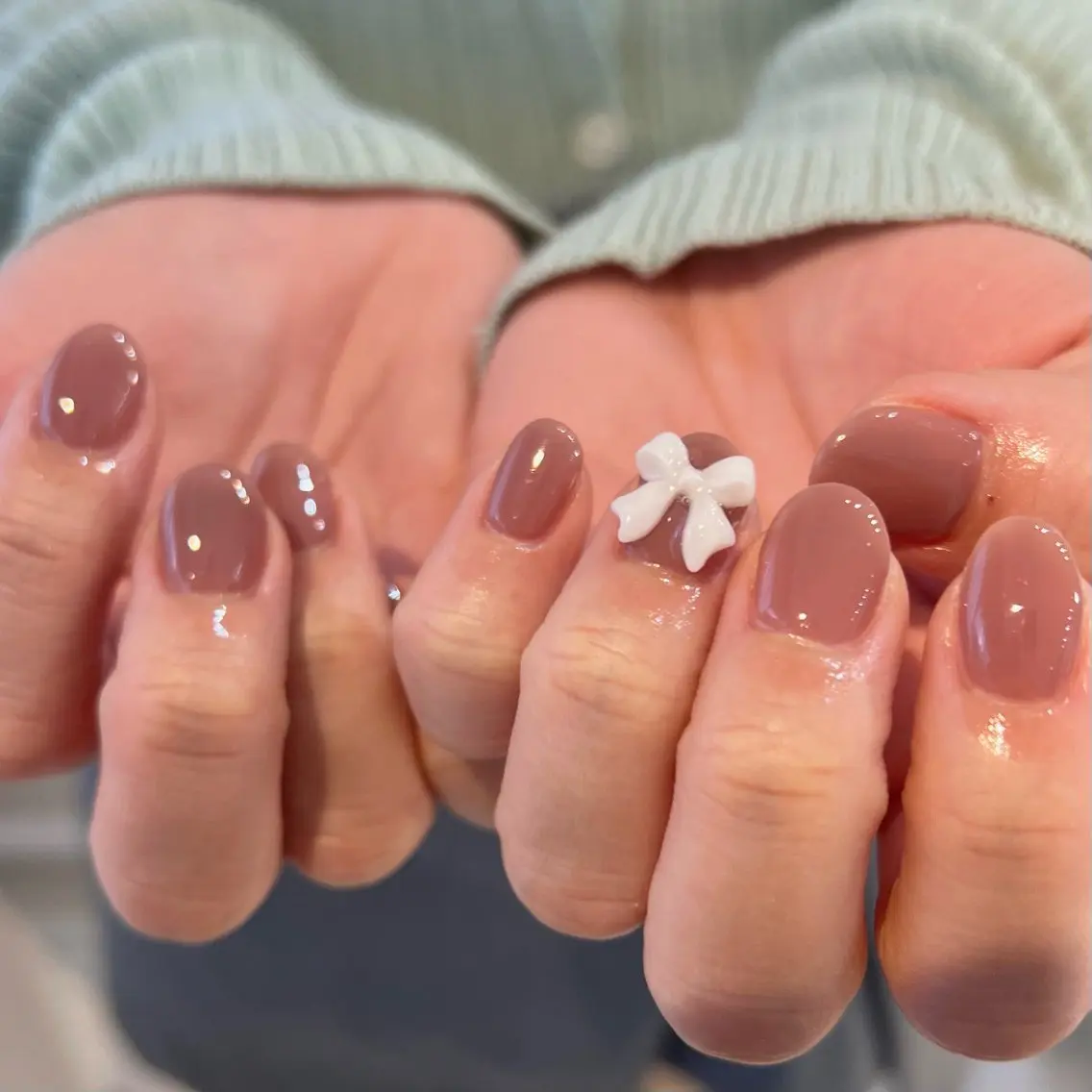 ネイル ワンカラーネイル リボン ハンドネイル 🎀チーク/ちゅるん 🫧chisa🎀のネイルデザイン