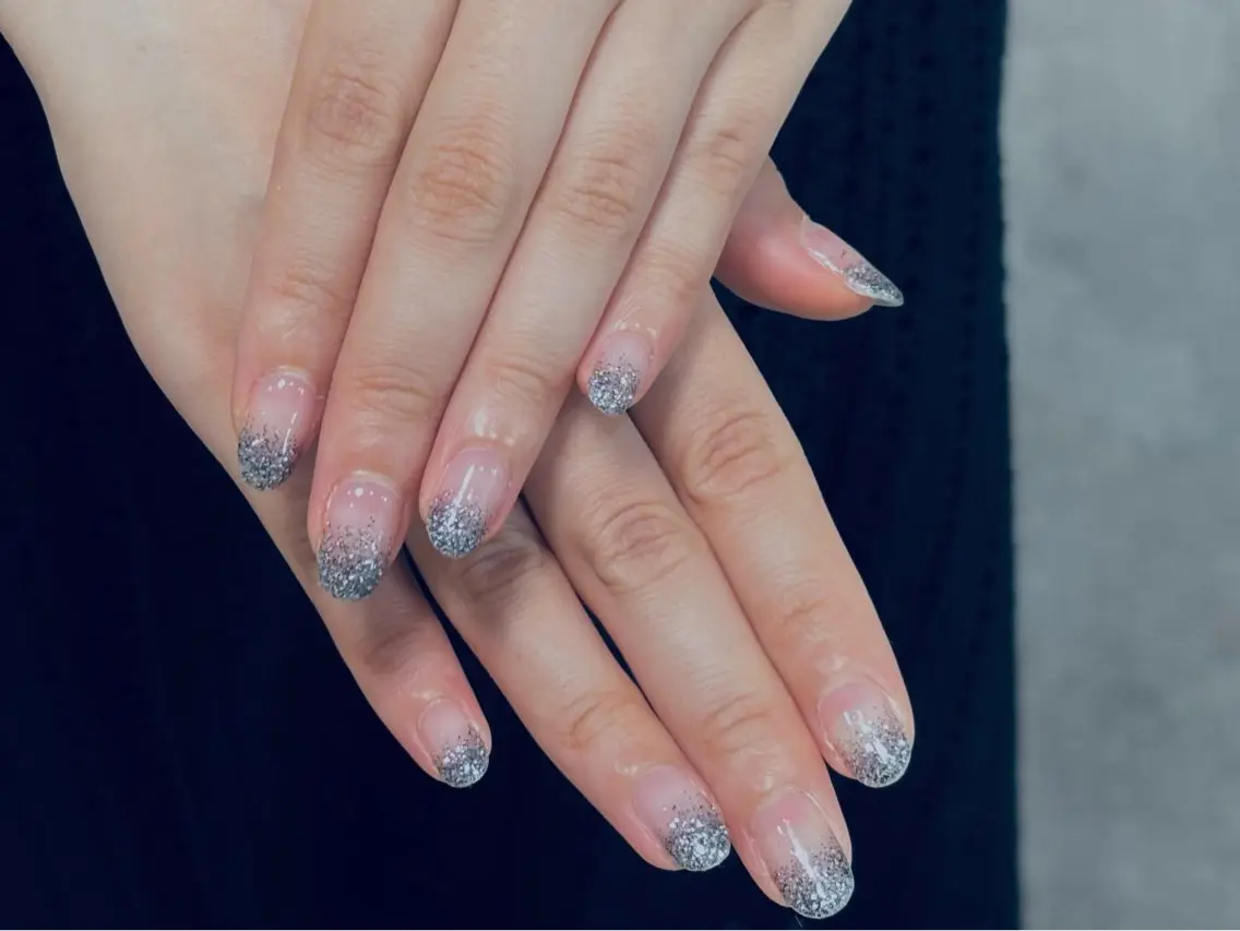 ネイル クリアネイル ラメ(グリッター) ラメグラデーション シルバー 💎TIARA moeのネイルデザイン