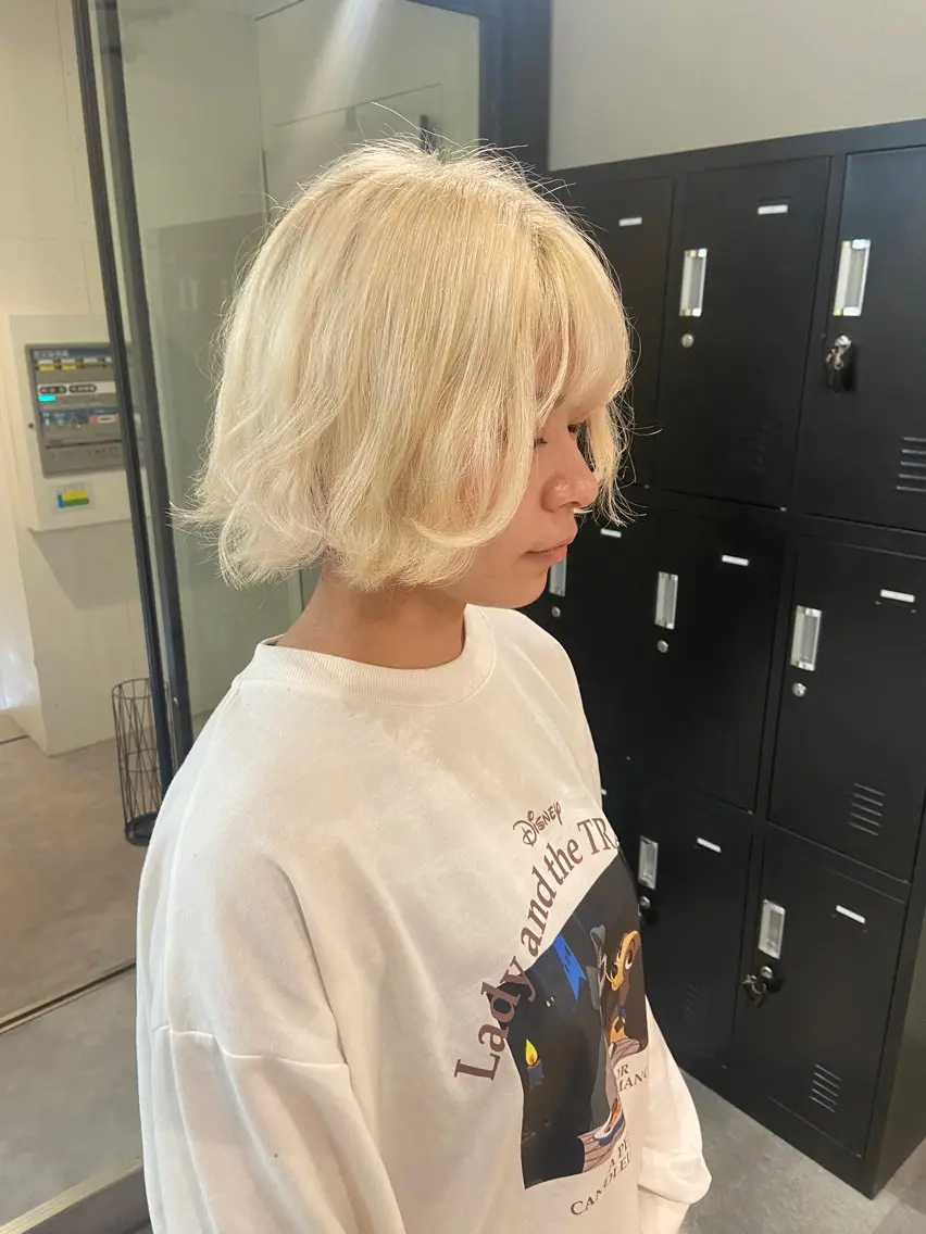 ショート カラー ブロンド ホワイトブロンド ヘアカラー トリートメント ウルフカット レイヤーカット上柿のヘアスタイル