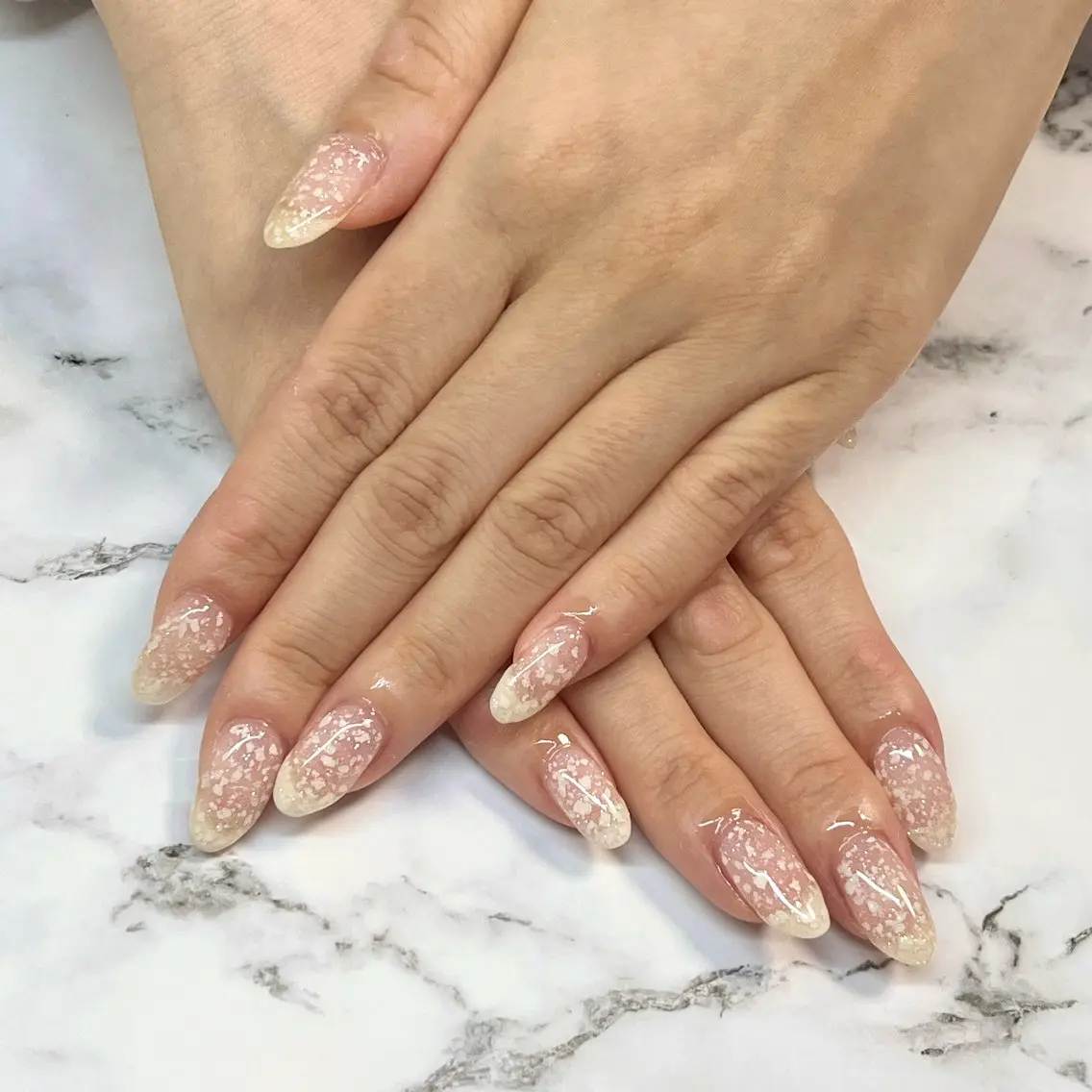 ネイル ゴールド ラメ(グリッター) ホワイト Alococo nail🎀miyuのネイルデザイン