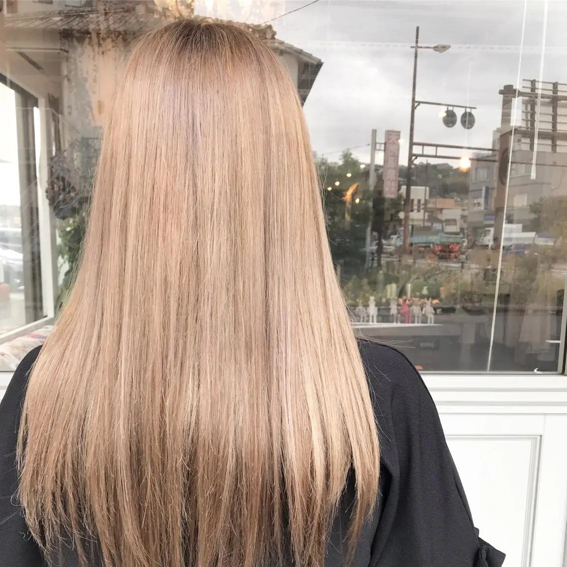 セミロング カラー ヘアアレンジ お団子ヘア 切りっぱなしボブ バレイヤージュ ブリーチ デザインカラー Mariana/ 鶴原-ハイライトのヘアスタイル