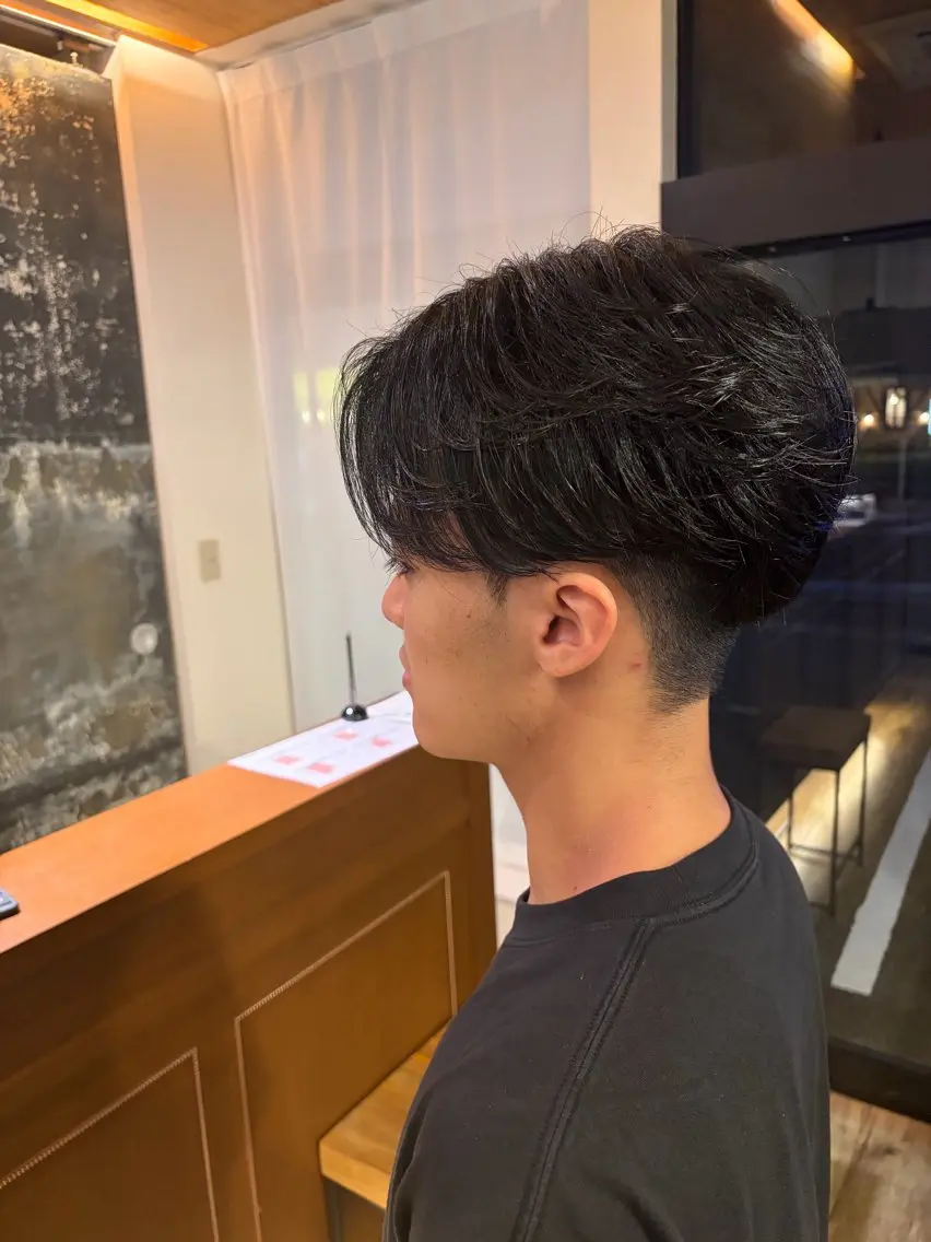 ミディアム パーマ メンズ ミディアムパーマ センターパート フェザーパーマ マッシュ メンズパーマ カット 齋藤 大輔のヘアスタイル