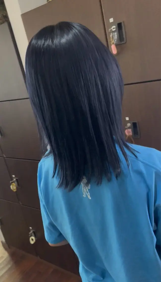 ミディアム カラー 黒髪 ブリーチ ブルーカラー ブルーブラック ネイビーカラー 福見 美保のヘアスタイル