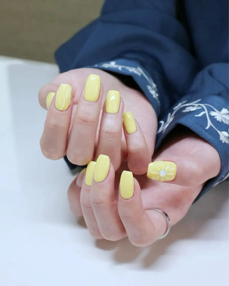 ネイル フラワーネイル ぷっくりネイル シンプルネイル 春ネイル 黄色 ハンドネイル Baku Nailsのネイルデザイン