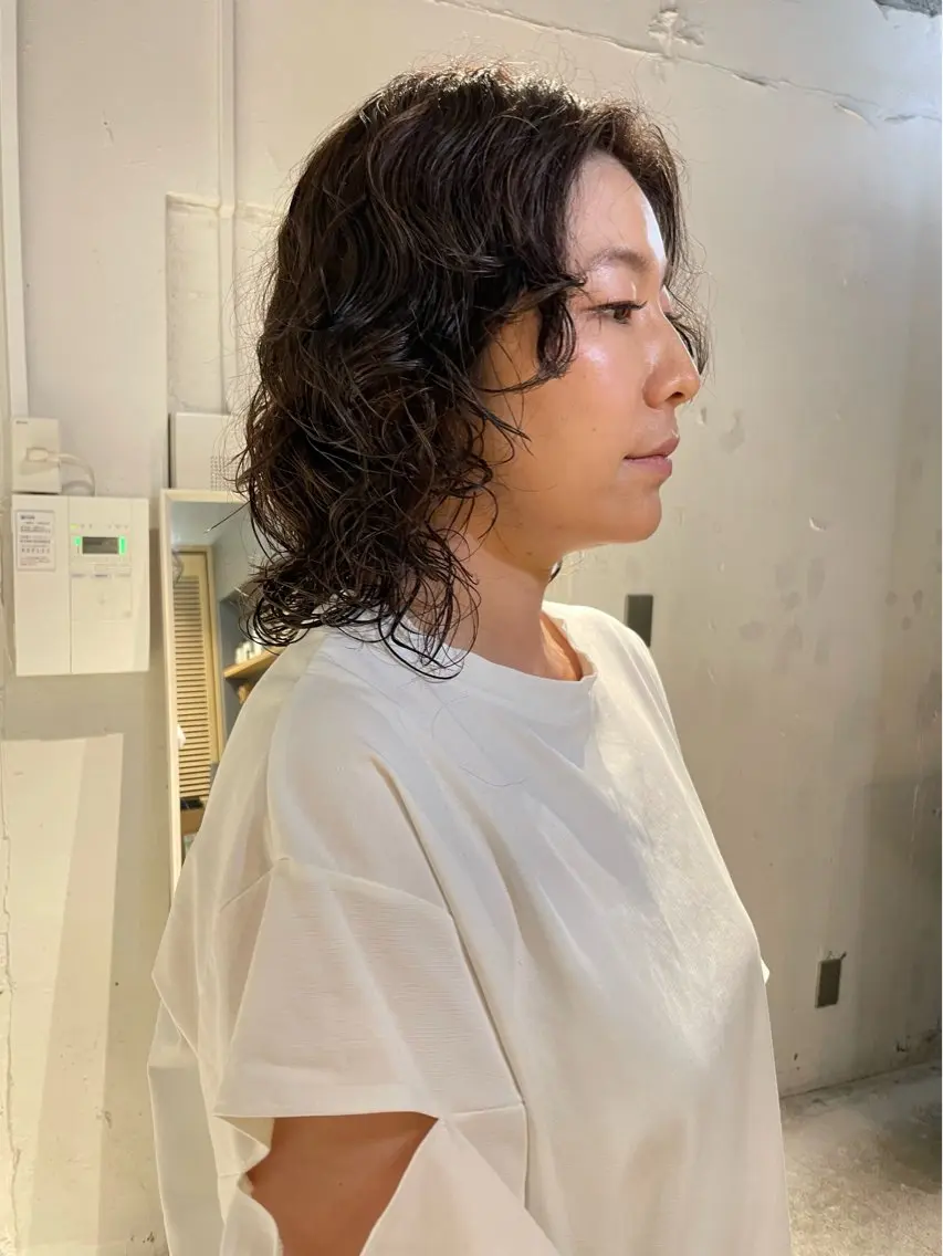 ミディアム カラー パーマ ミディアムパーマ 伸ばしかけ ウルフカット レイヤー×初 パーマ|hinakoのヘアスタイル