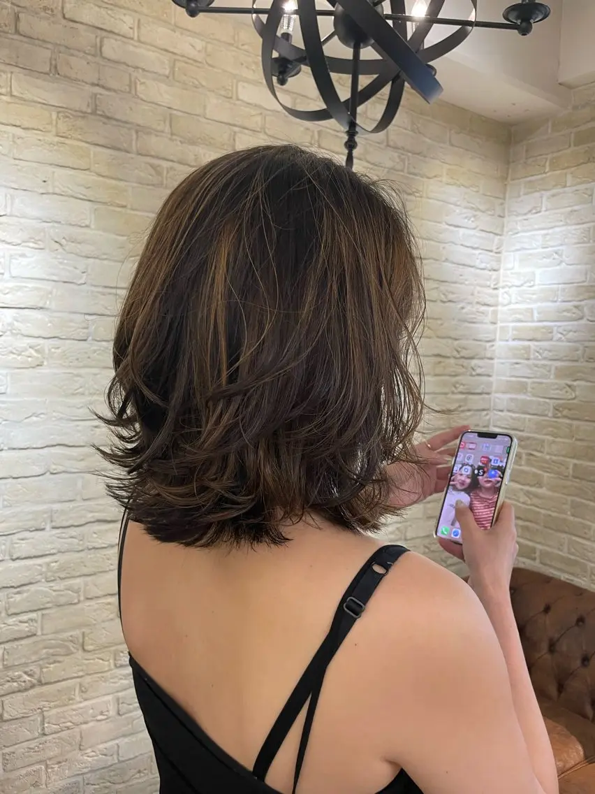 ミディアム ハイライト レイヤーカット 河上 麻衣/白髪ぼかしのヘアスタイル