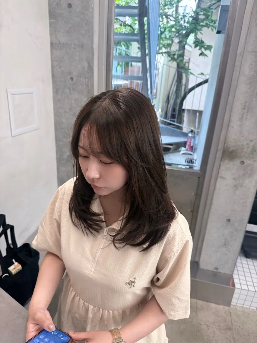 ロング カラー ロングレイヤー アッシュ ベージュカラー ブリーチ 透明感カラー カット ヘアカラー トリートメント 誰より丁寧なカット/ 小林輝/レイヤーのヘアスタイル