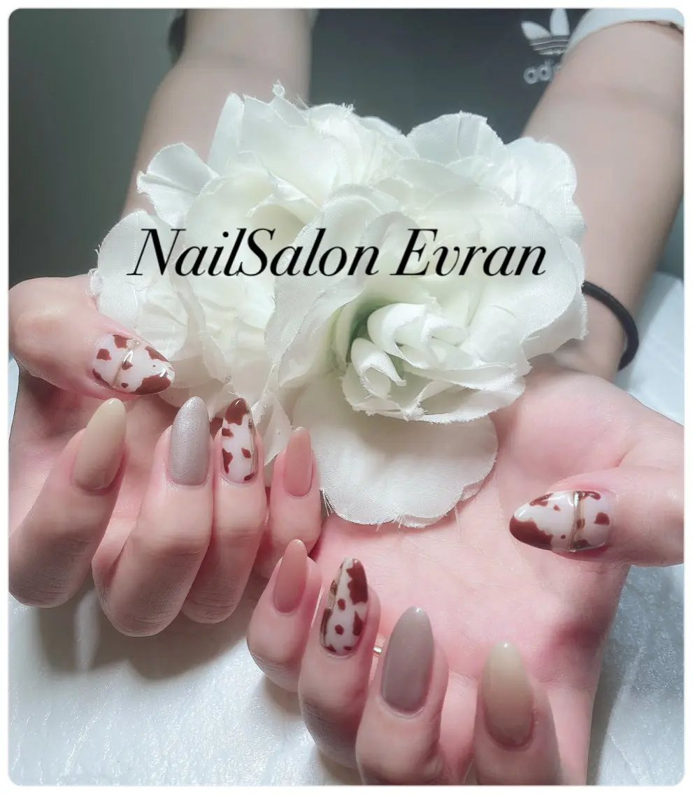 ネイル アニマル柄 アートネイル フレンチネイル マグネットネイル 持ち込み ハンドネイル Nail salon Evranのネイルデザイン
