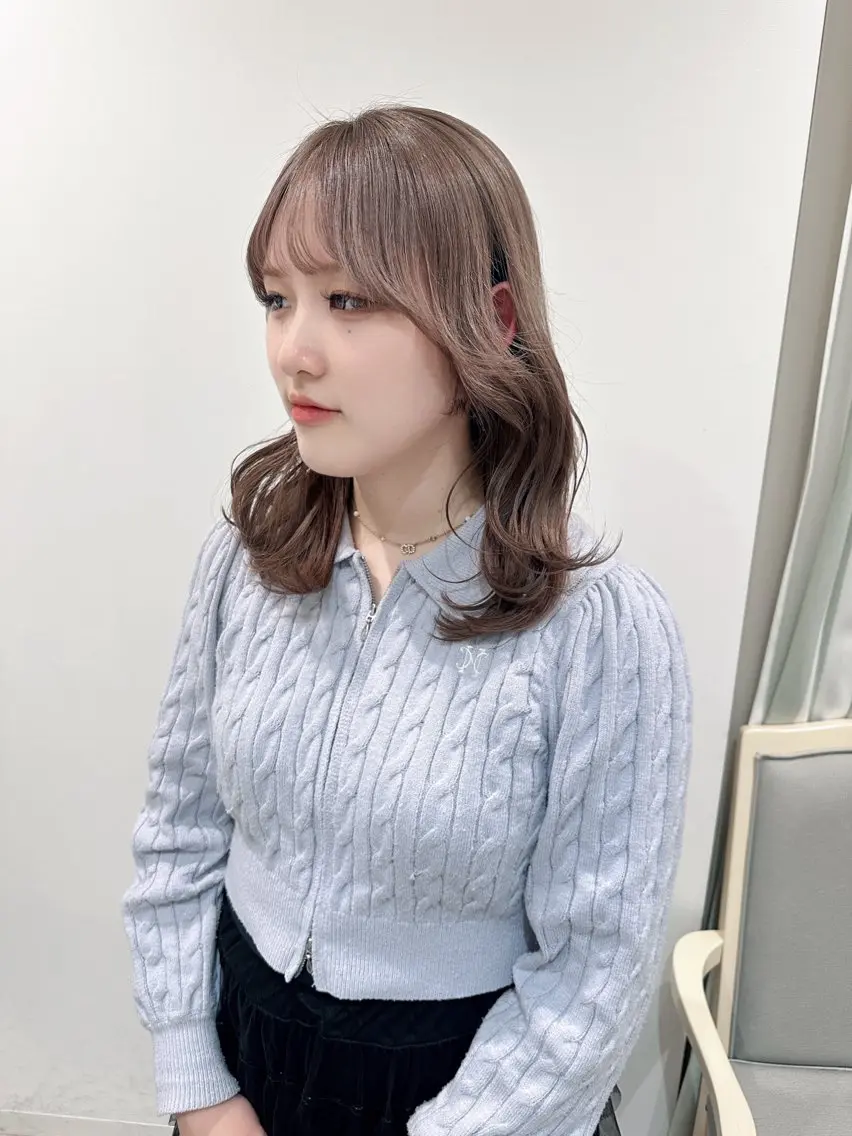 ミディアム カラー カット ヘアカラー 小顔レイヤー/ ベージュ🤍Rieのヘアスタイル