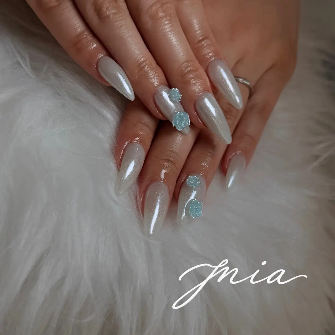 ネイル ブルー マグネットネイル ホワイト ハンドネイル Mia  nail. momokaのネイルデザイン